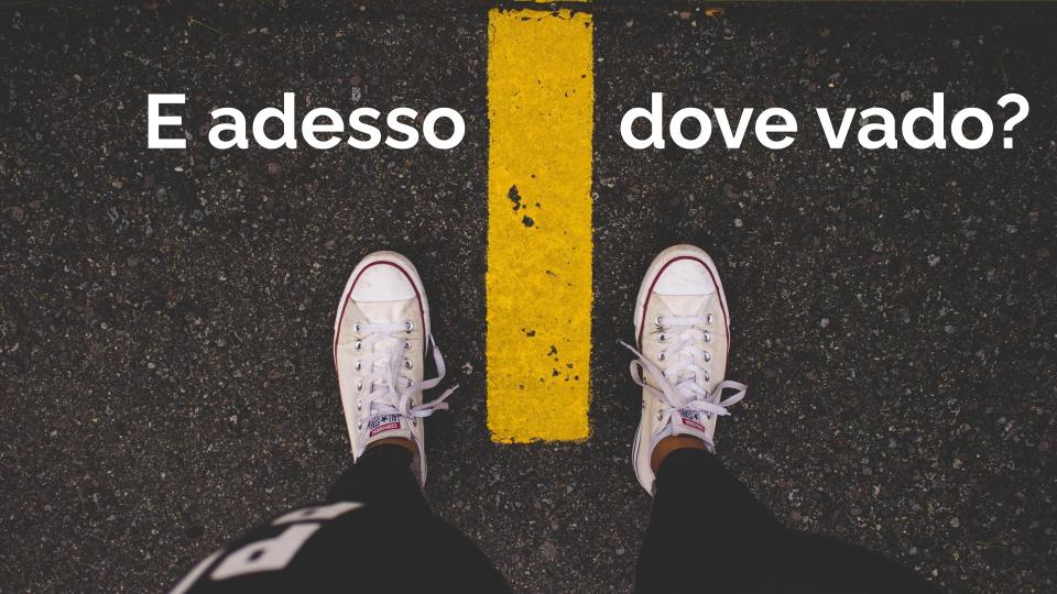 Piedi su una strada, a un bivio